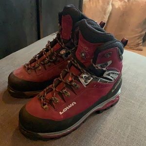 Lowa Snow Hiking Boots- Magenta
